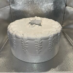 Portugal Destino’s SA White Floral Ceramic cake cover Piece